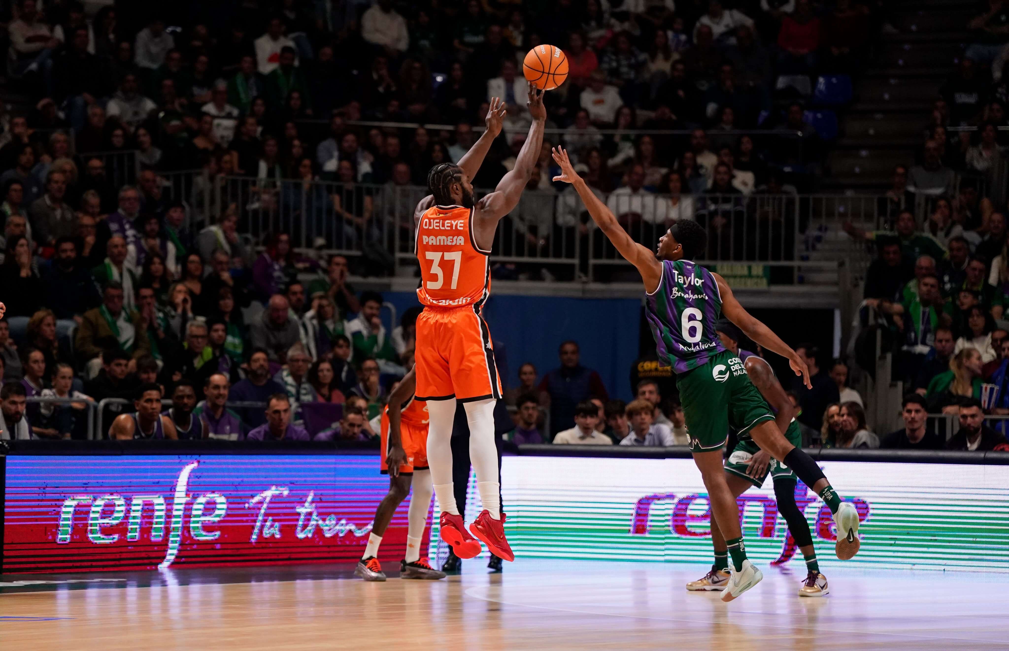 Unicaja vence a Valencia Basket