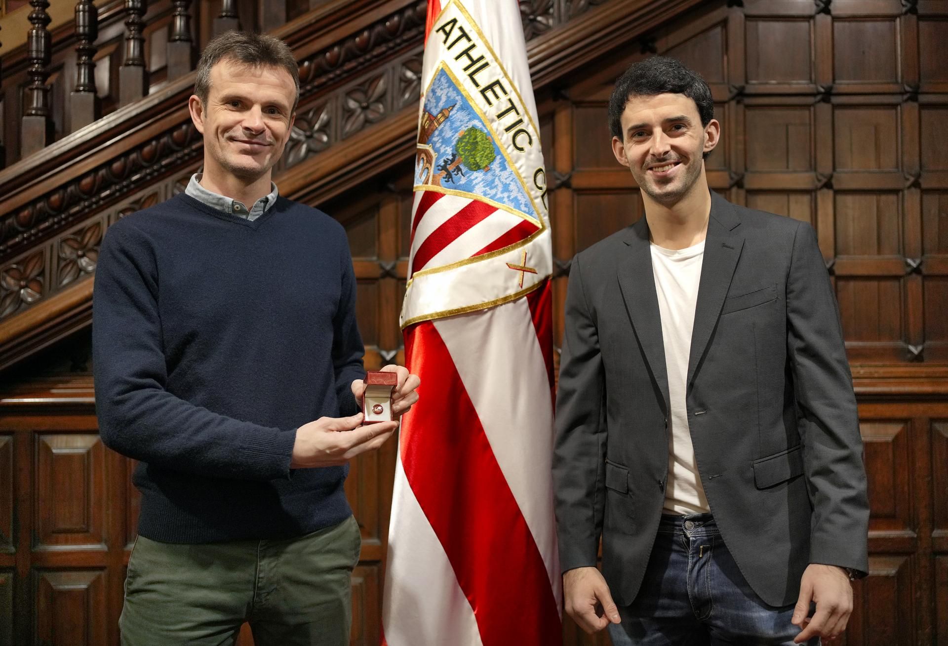  El pelotari Jokin Altuna posa en Ibaigane con el presidente Jon Uriarte.