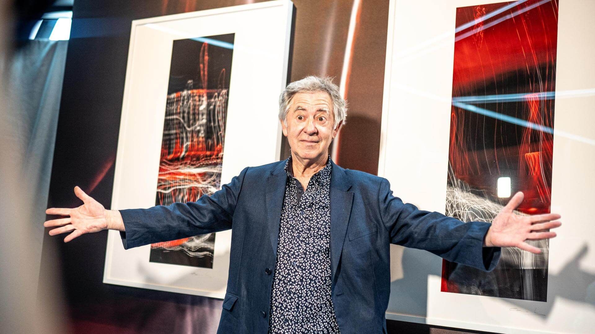  El artista plástico bilbaíno Darío Urzay, con su obra en San Mamés.