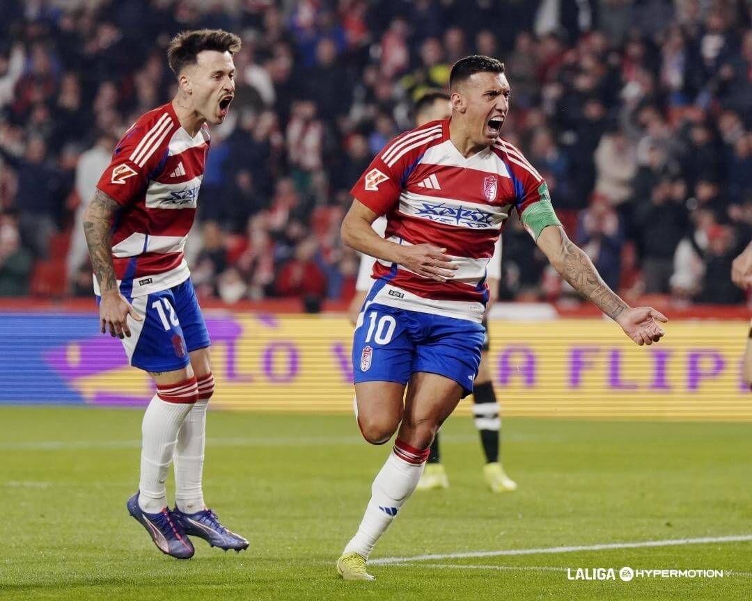  Uzuni celebra su gol al Cartagena.