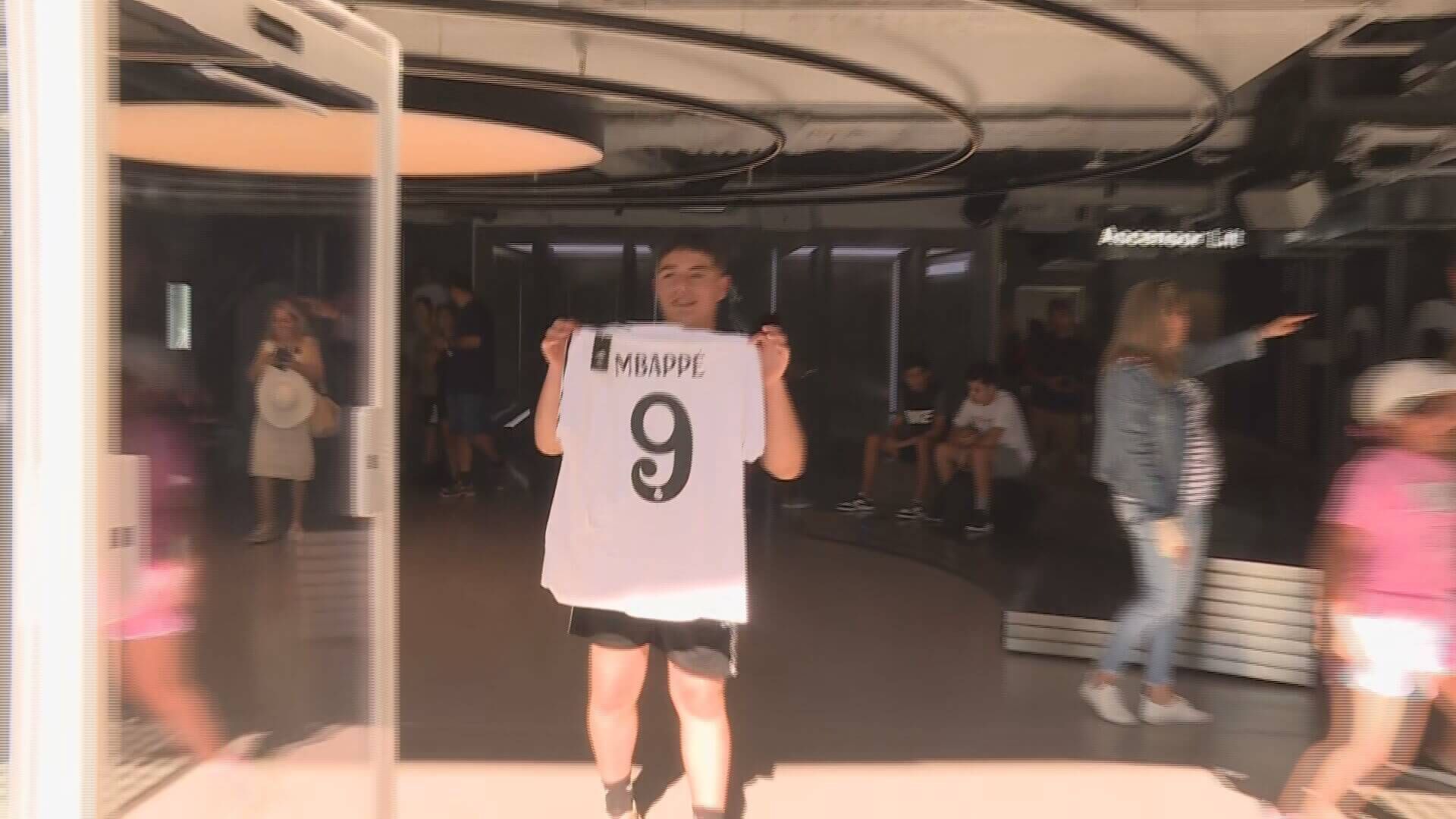  Aficionado del Real Madrid con la camiseta de Mbappé