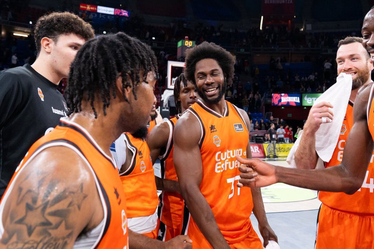  Valencia Basket arrasa en Vitoria y gana al Baskoni