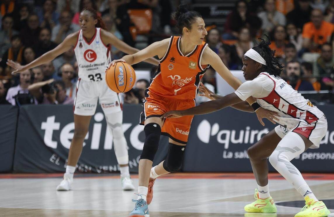 Valencia Basket y la Fonteta golpean primero hacia el tercer título de liga (75-65)