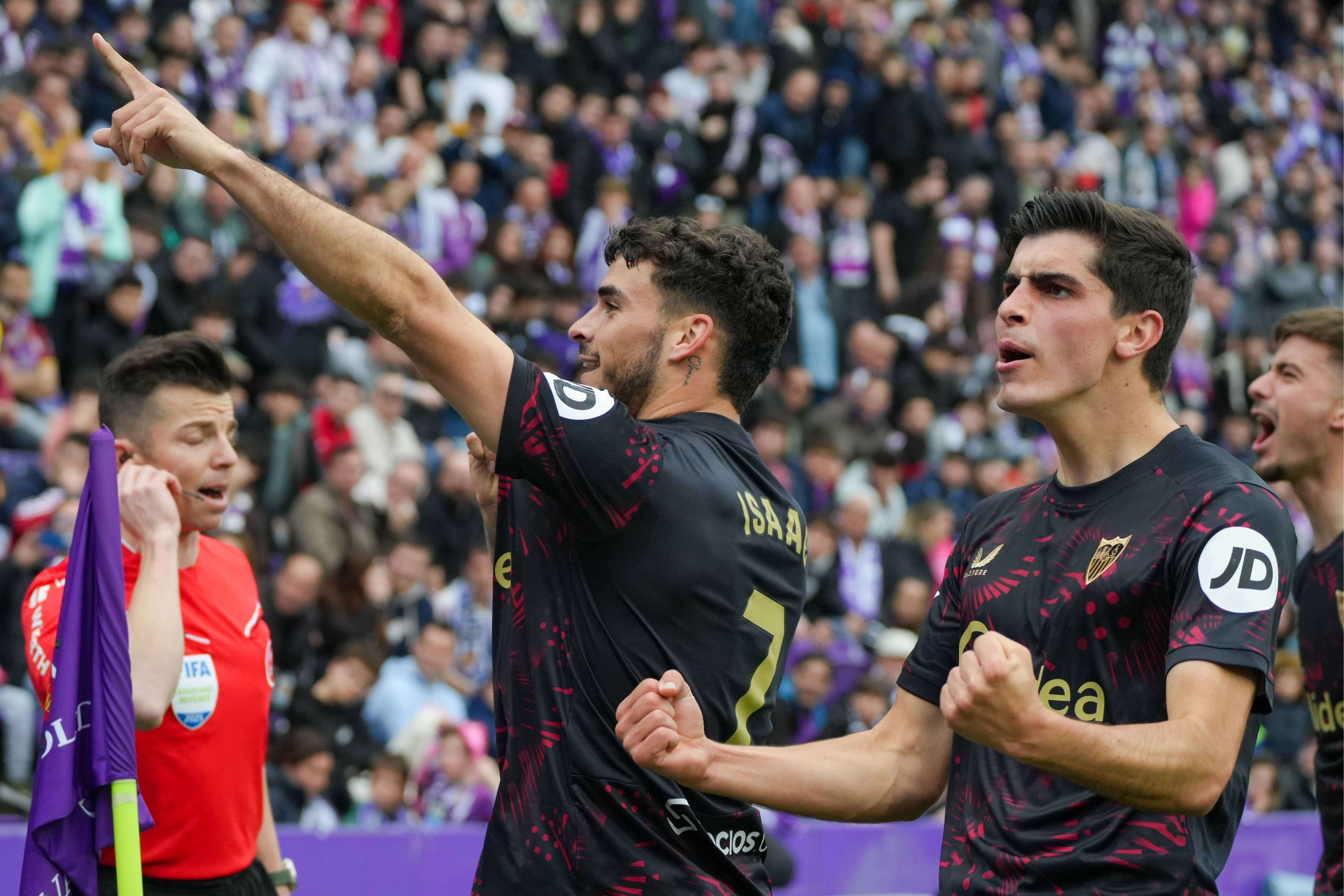 Isaac Romero, Juanlu Sánchez y Kike Salas, celebrando un gol.