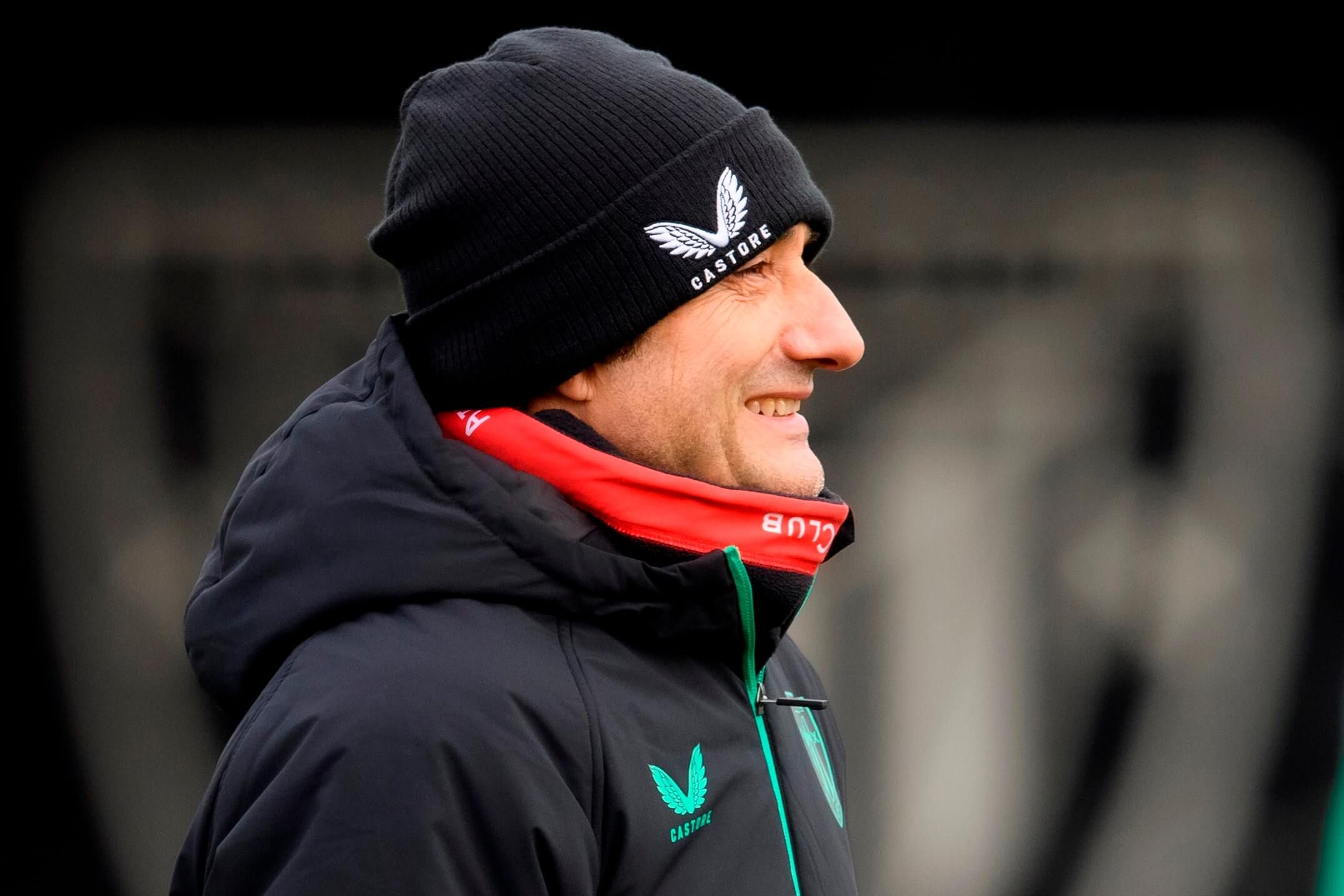  El Ilustre de Bilbao Ernesto Valverde, sonriente pese al frío en el entrenamiento en Lezama.