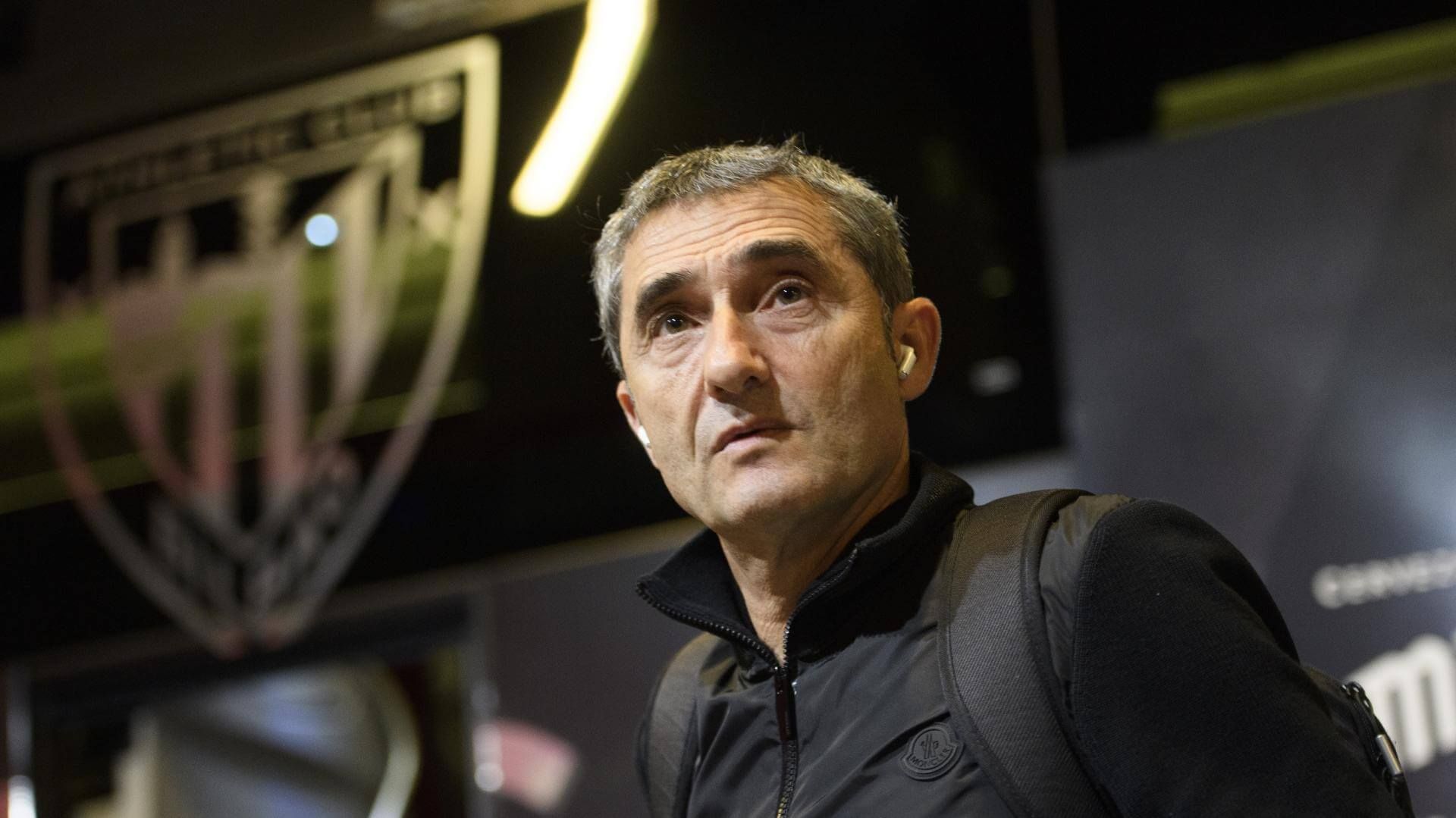  El entrenador Ernesto Valverde llega a San Mamés para un partido.