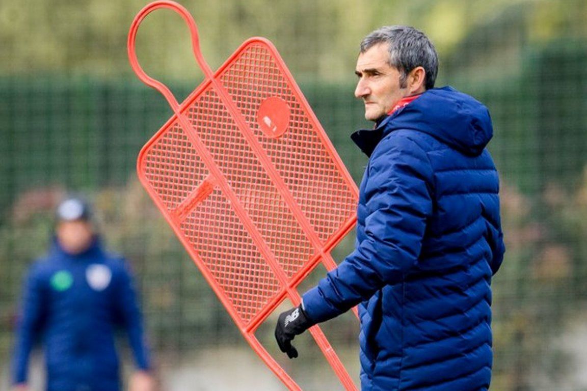  Ernesto Valverde dirige un entrenamiento de su equipo en Lezama.