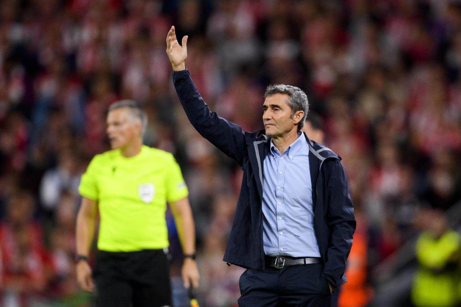 Ernesto Valverde dirige ante el AZ en San Mamés.