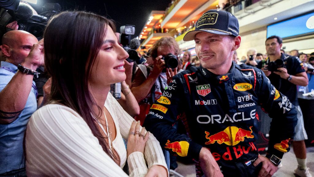 Max Verstappen y Kelly Piquet, en un Gran Premio de F1.
