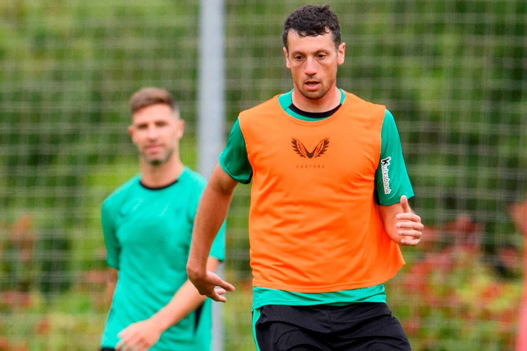  El centrocampista Mikel Vesga, ahora lesionado, se entrena en Lezama la pasada semana.