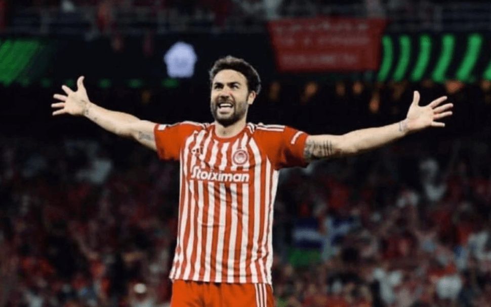 Vicente Iborra celebra el título de la Conference League