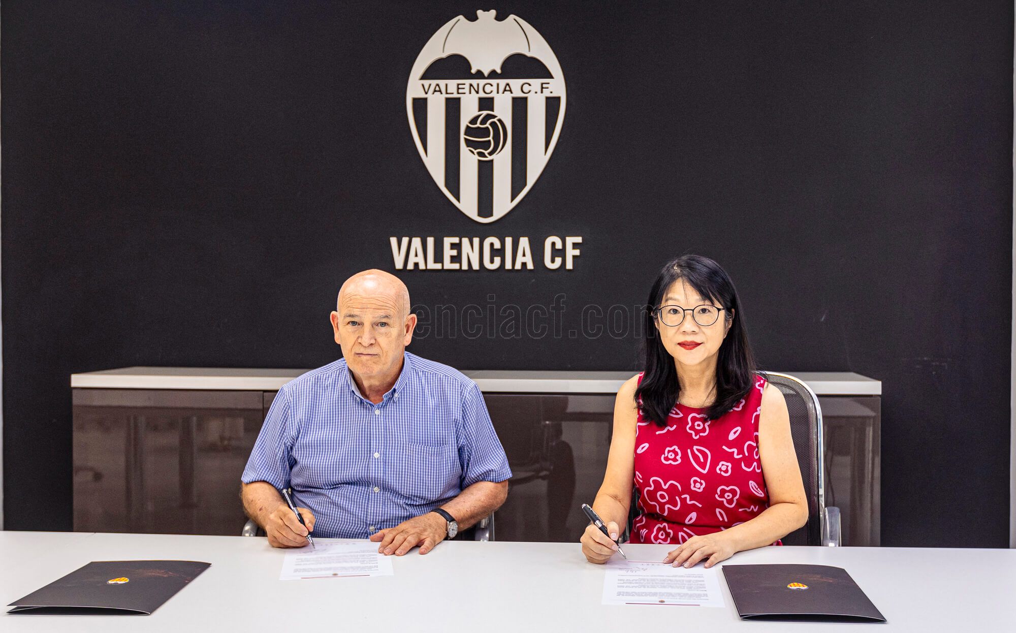  Vicente Vallés, presidente de la Asociación del Pequeño Accionista y Layhoon Chan, presidenta del Valencia CF