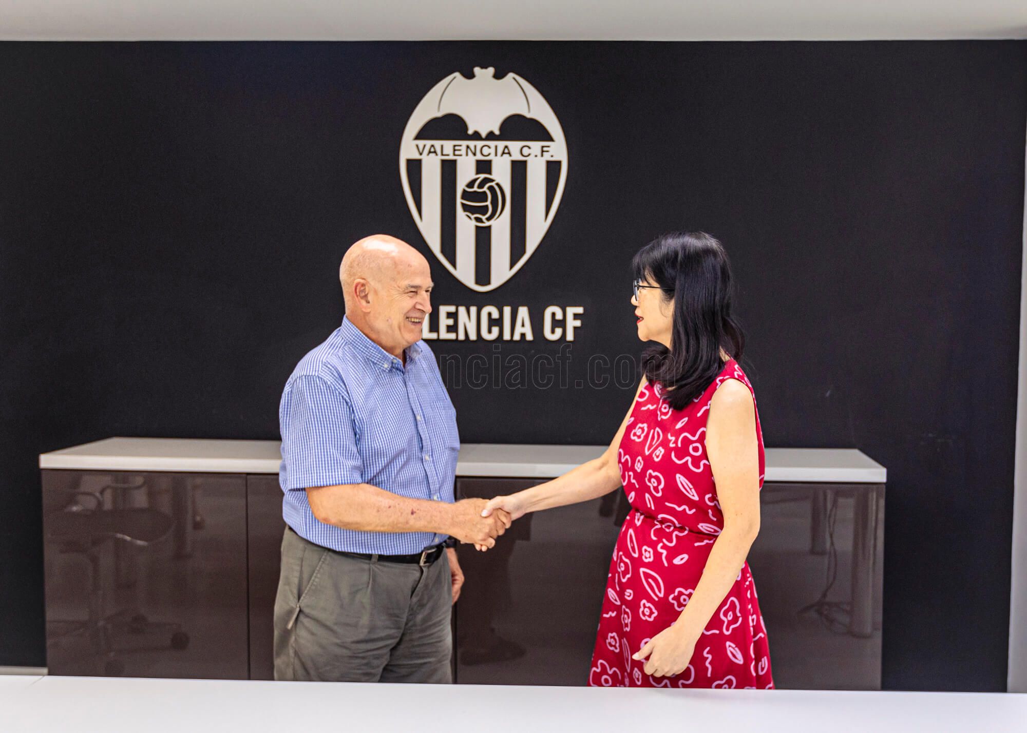  Vicente Vallés, presidente de la Asociación del Pequeño Accionista y Layhoon Chan, presidenta del Valencia CF