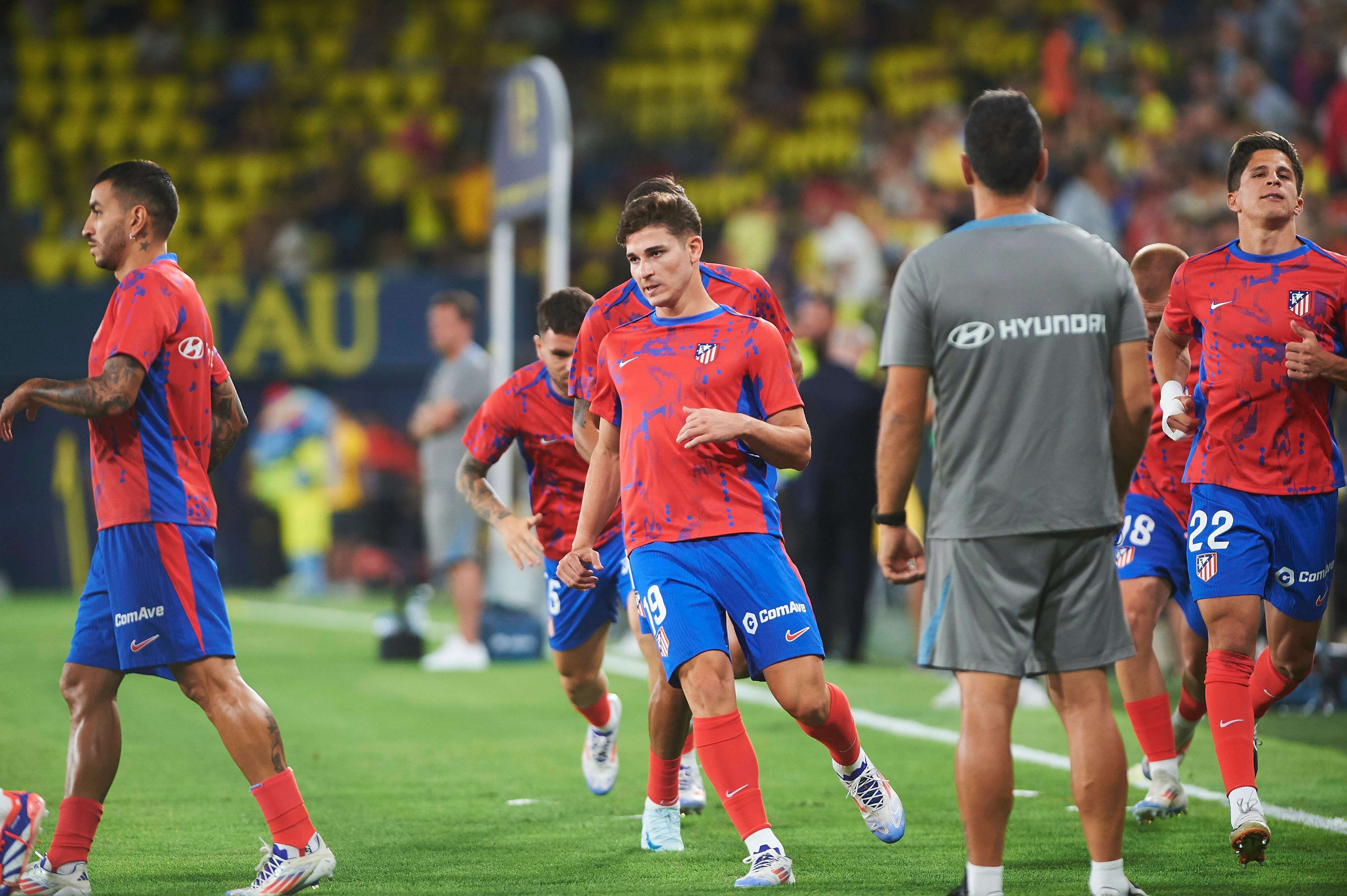  Julián Álvarez calienta antes del Villarreal-Atlético.