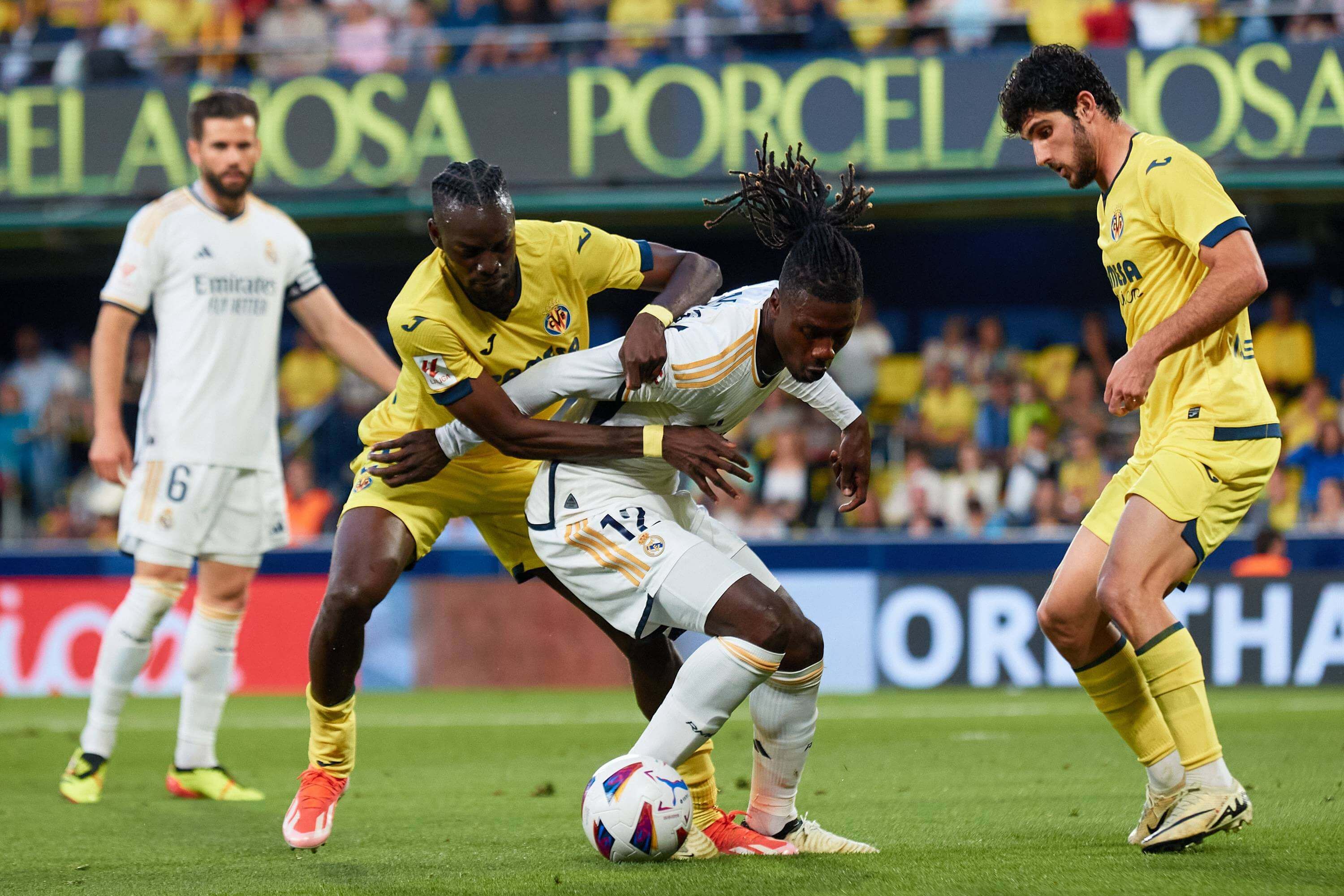  Eduardo Camavinga y Eric Bailly pelean un balón en el Villarreal-Real Madrid.