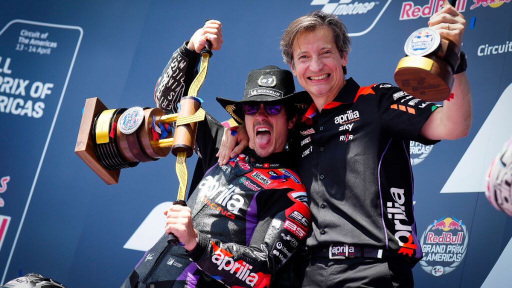 Maverick Viñales y Masimo Rivola, en el Gran Premio de Austin.