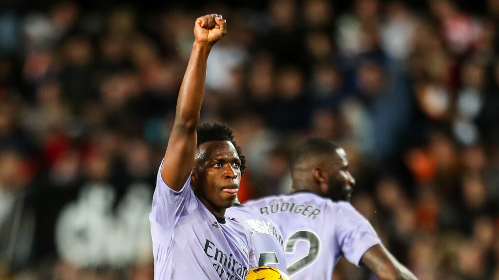 Vinicius haciendo el símbolo contra el racismo (Europa Press)