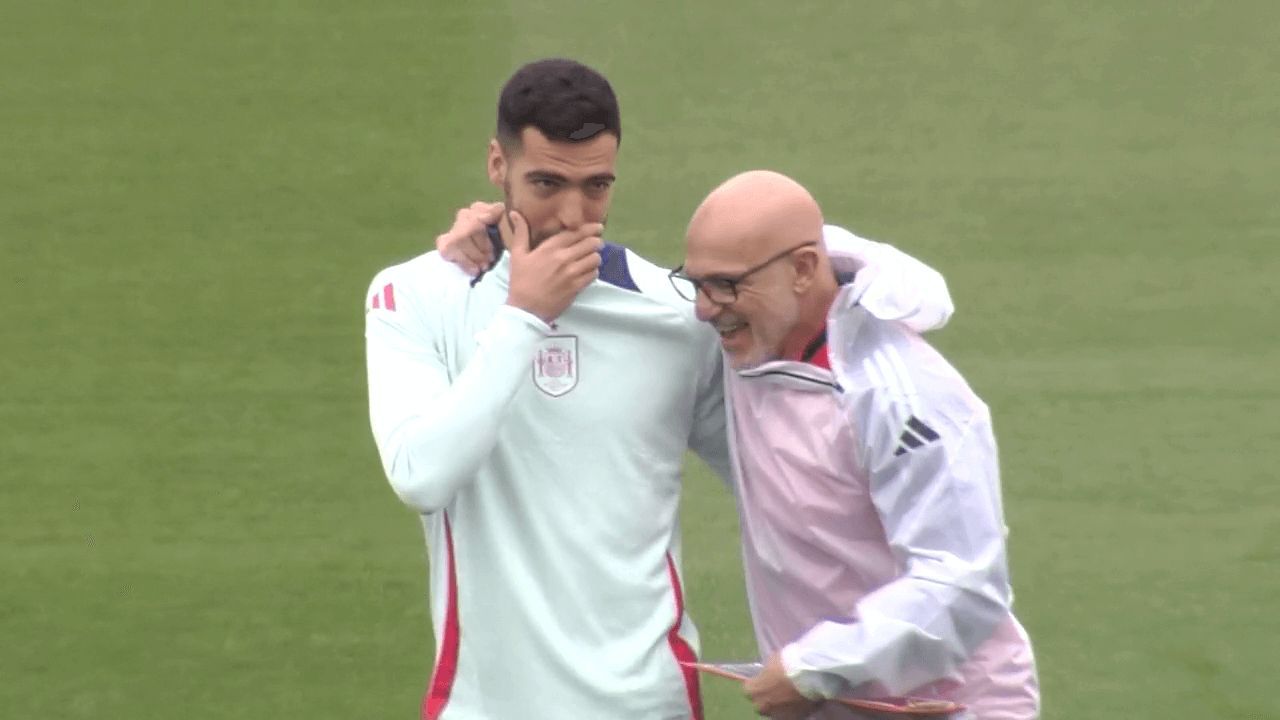  El buen rollo entre Mikel Merino y Luis de la Fuente durante el entrenamiento