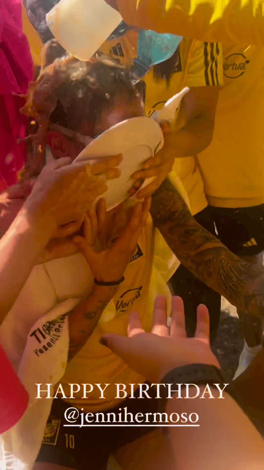 Así felicitan las jugadoras de Tigres a Jenni Hermoso (@biancasierra)