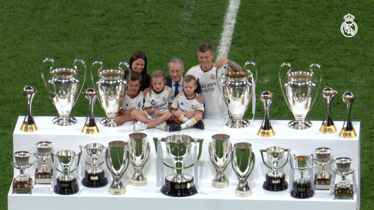  Toni Kroos, posando junto a Florentino Pérez y su familia (RMTV)