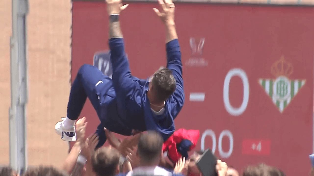 Fernando Torres, manteado tras la conquista de la Copa de Campeones con el Juvenil A