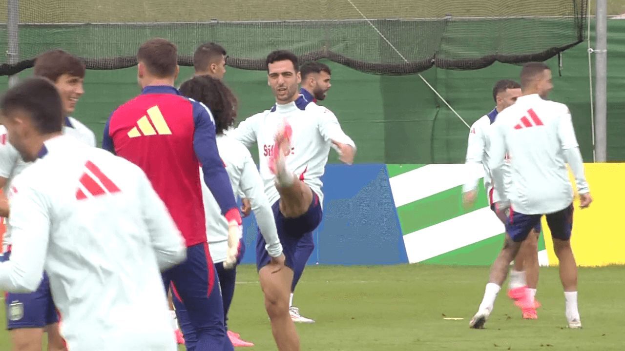  El ADN txuri urdin de Mikel Merino con Álex Remiro en el entreno de la Selección: "Métele los ta