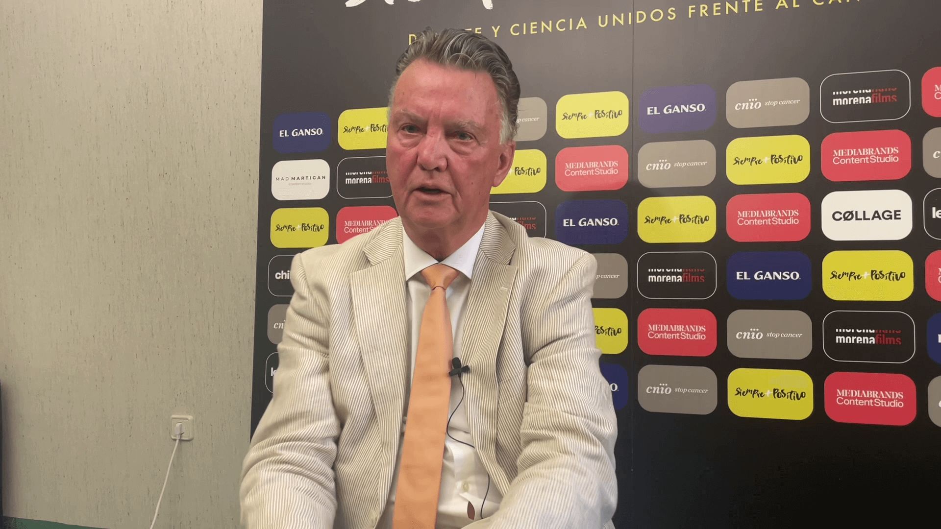 Louis Van Gaal charla con ElDesmarque