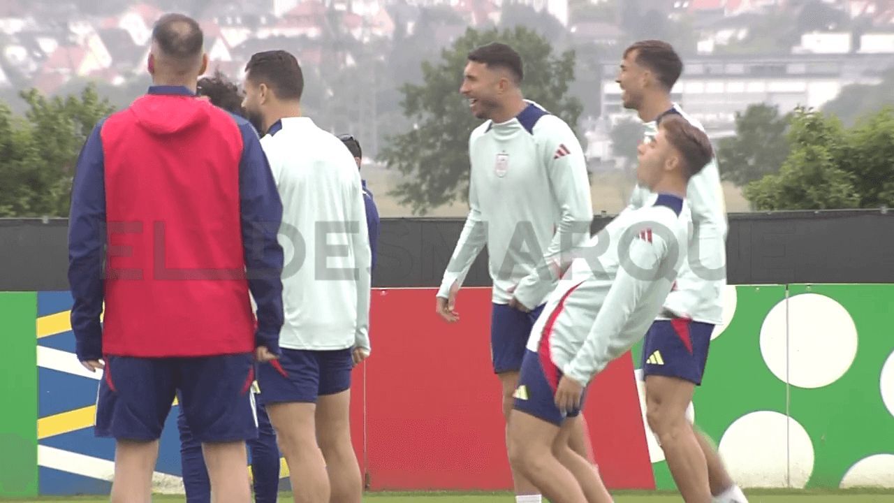 Ayoze Pérez recibe las risas de sus compañeros de selección (ElDesmarque)