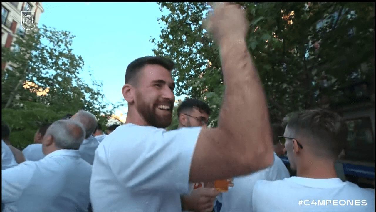  Unai Simón y el encuentro con dos aficionados athleticzales durante la celebración (Fuente: RFEF)