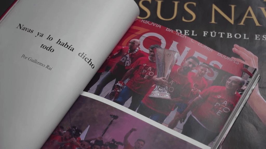  Jesús Navas con la Europa League del Sevilla (ElDesmarque)