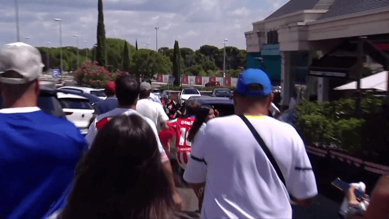  Los aficionados del Atlético de Madrid persiguiendo el coche de Julián Álvarez