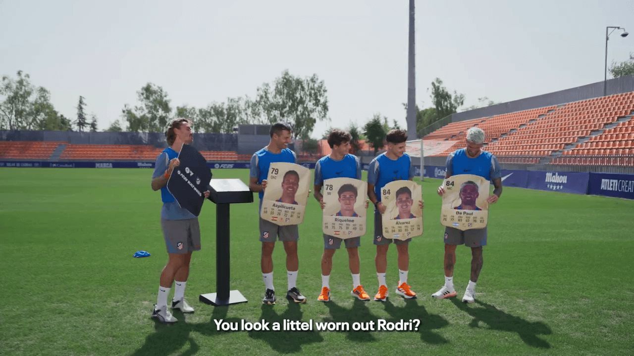  Los jugadores del Atlético viendo sus datos en el FC25 (@Atleti)