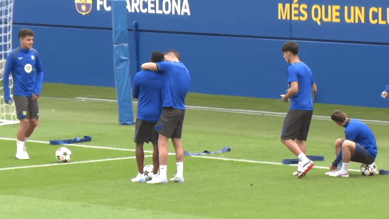  Robert Lewandowski abrazando a Ansu Fati en el entrenamiento del Barça (ElDesmarque)