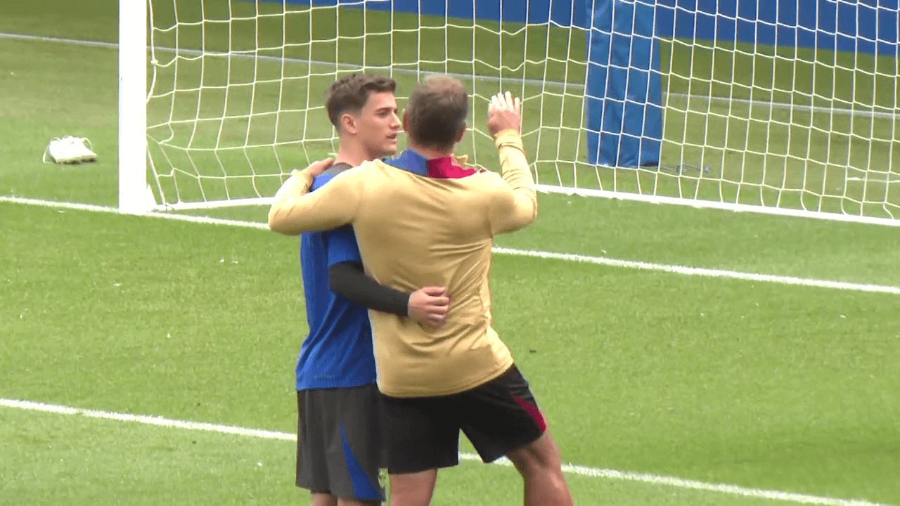  Hansi Flick y su charla con Gavi en el entrenamiento (ElDesmarque)