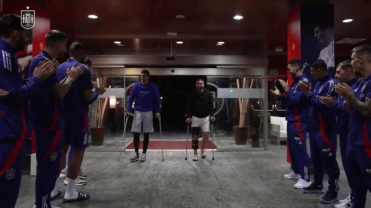  Rodrigo y Carvajal entrando en muletas a Las Rozas (selección española)