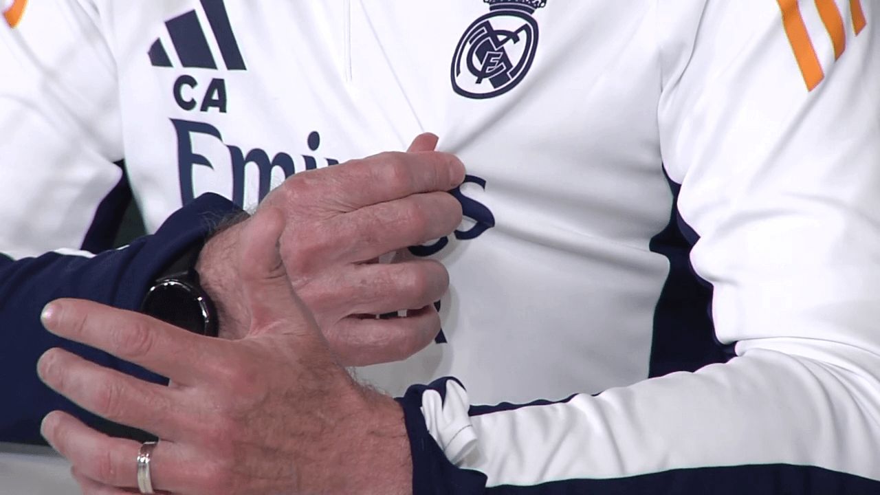 El gesto de Ancelotti con el escudo del Real Madrid (ElDesmarque)