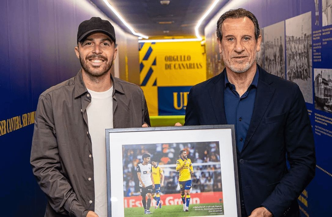 Voro entrega un detalle del Valencia CF a Kirian Rodríguez