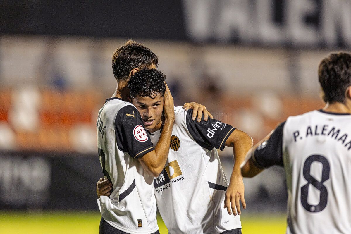  Warren Madrigal celebra su primer gol oficial con el VCF Mestalla.