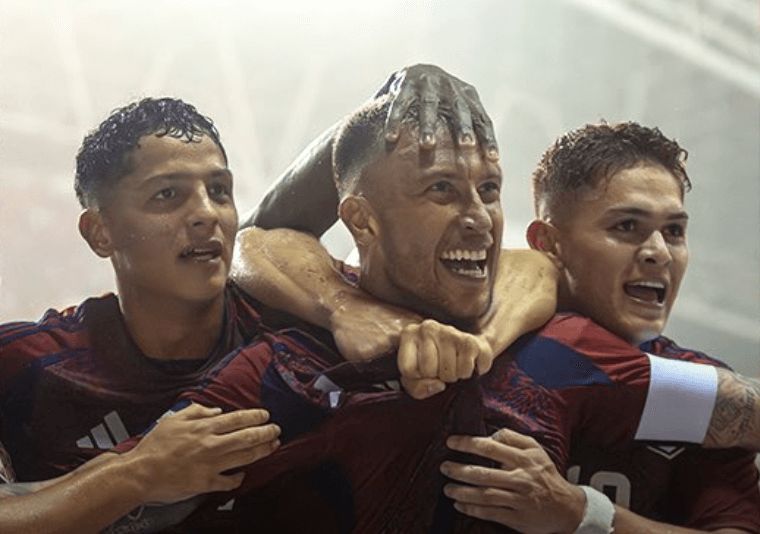 Warren Madrigal marca otro gol con Costa Rica.