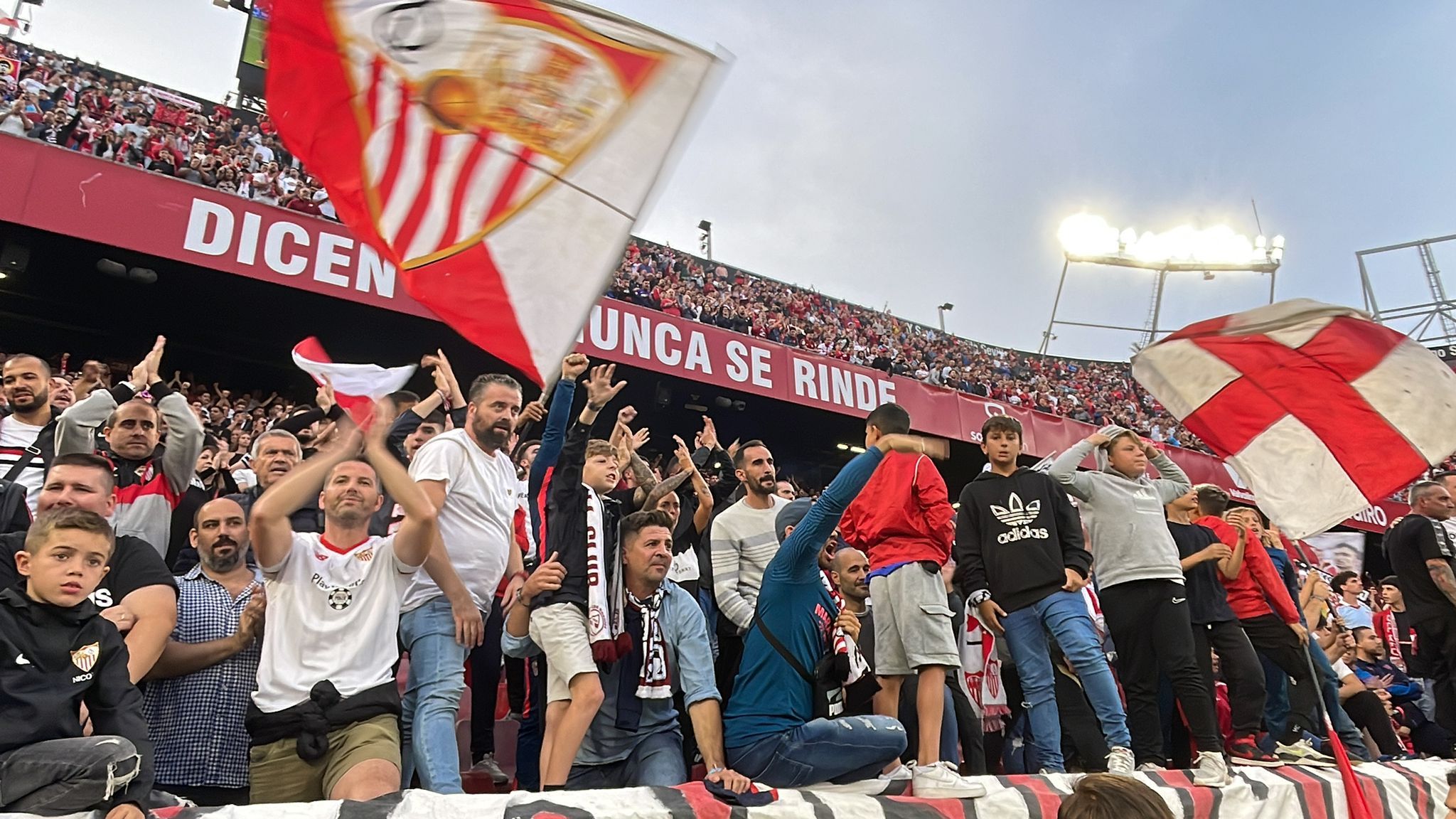 La afición del Sevilla anima a su equipo..