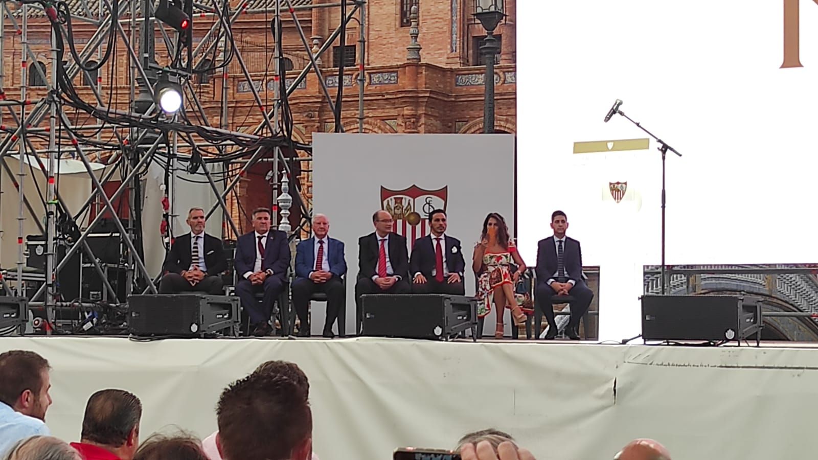  José Castro, junto a su consejo, en el acto Fieles de Nervión.