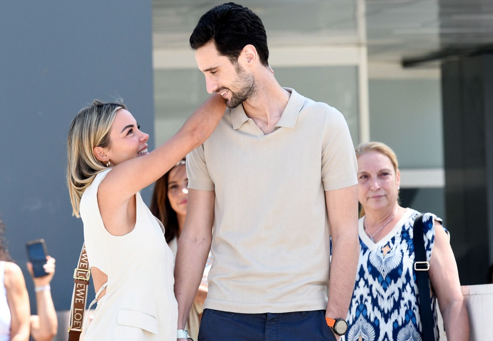  Sergio Rico, junto a su esposa Alba Silva, abandona el hospital.