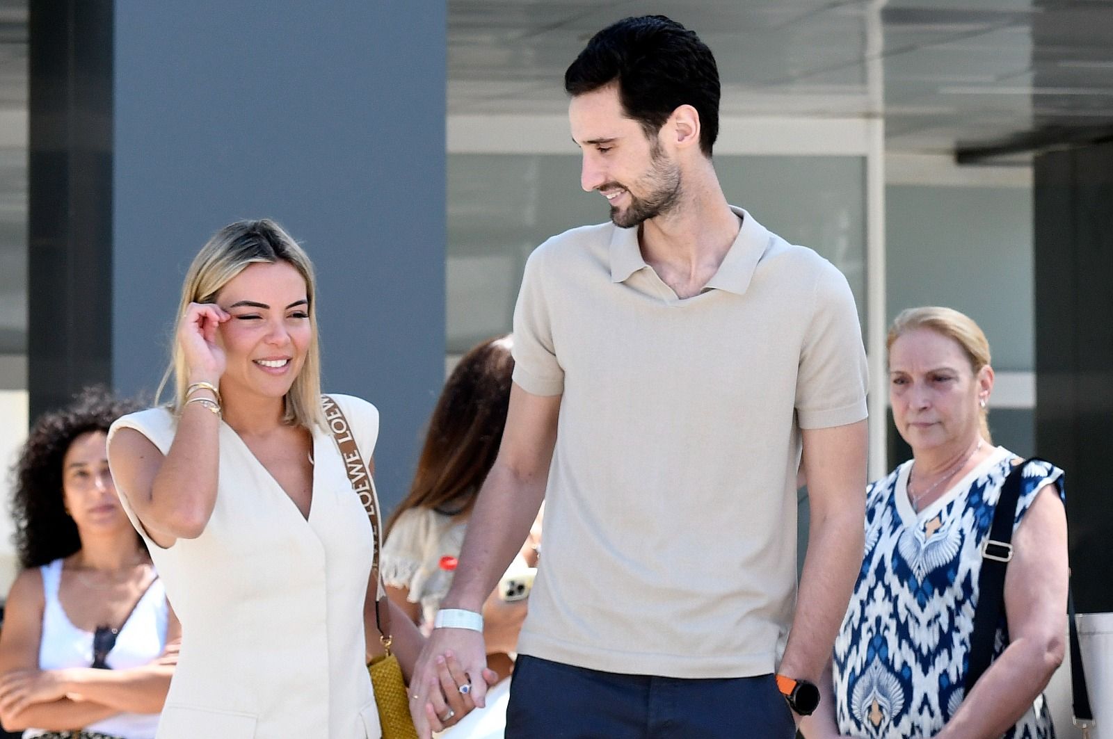  Sergio Rico, junto a su esposa Alba Silva, abandona el hospital.
