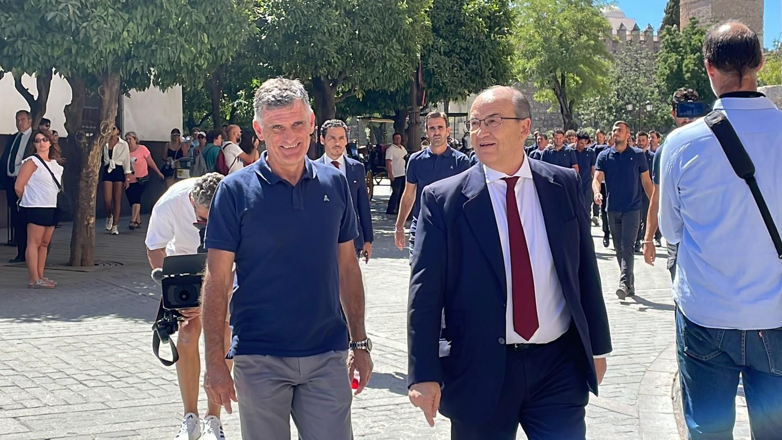  Mendilibar y Castro, en su llegada la Catedral.