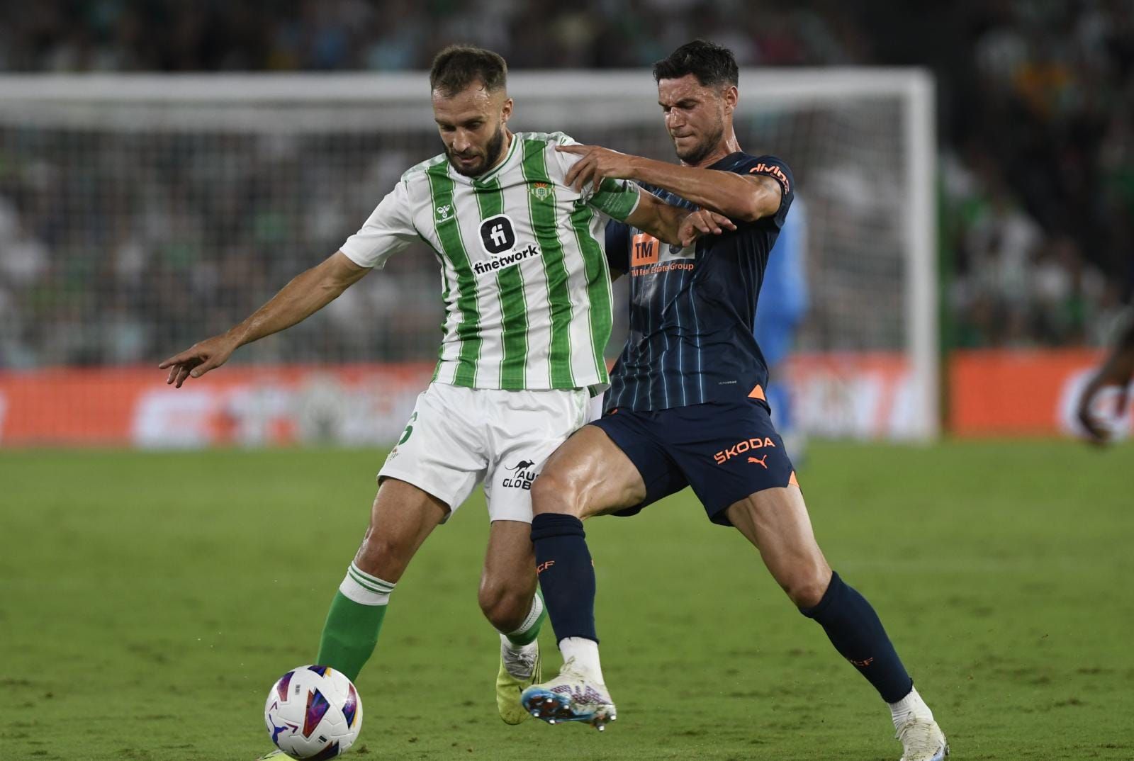  Germán Pezzella con la pelota .