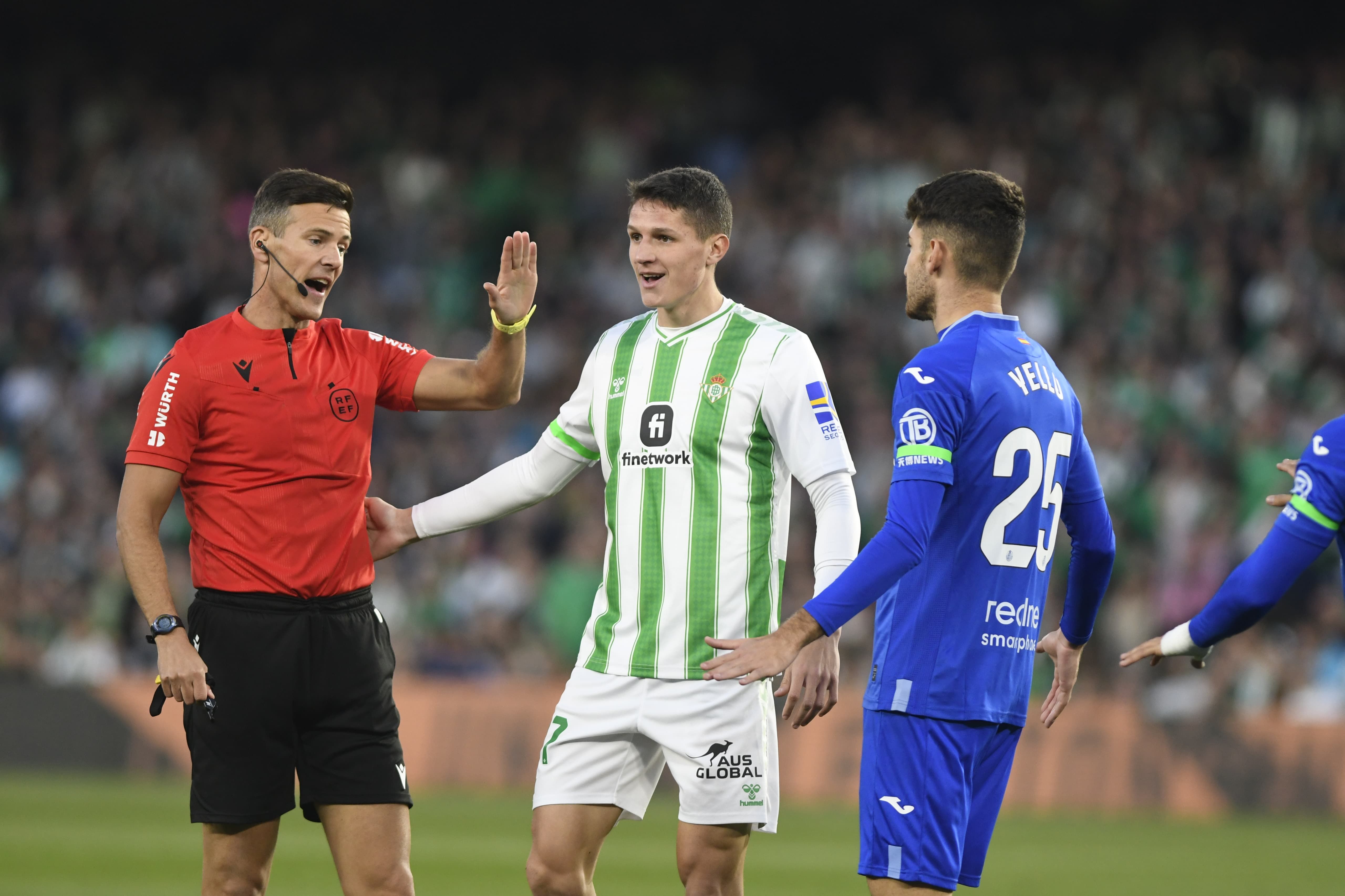  Altimira, protestando a Pulido Santana, ante el Getafe.