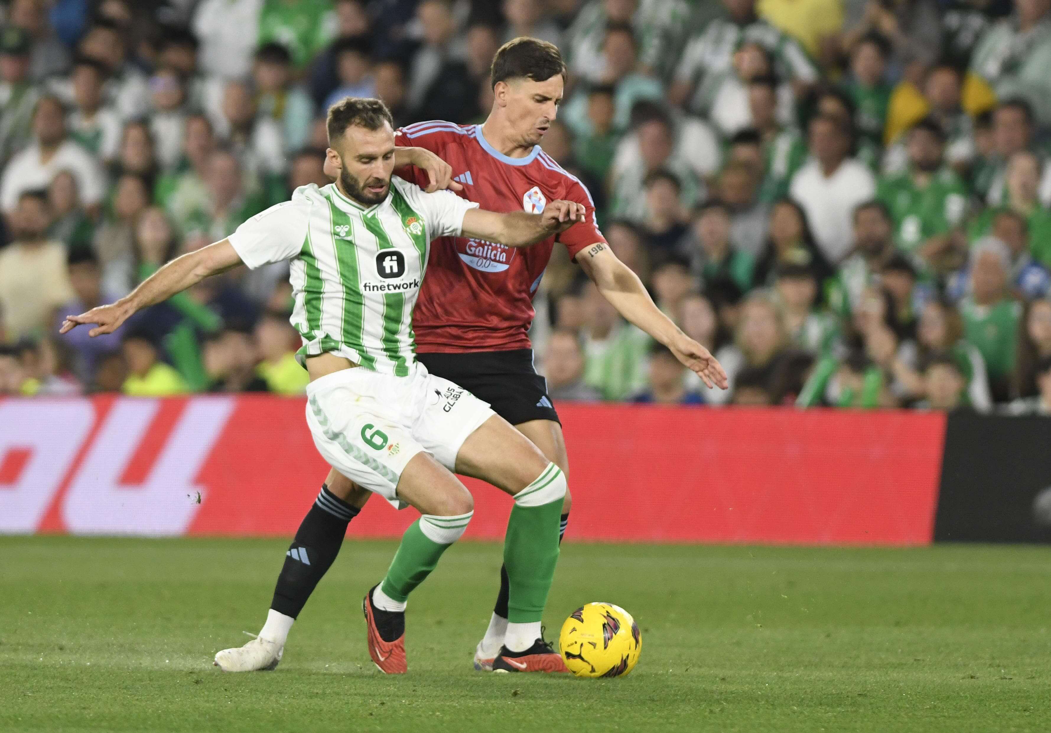 Tadeo Allende presiona a Pezzella en el Betis - Celta.