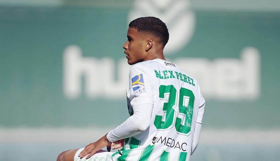  Álex Pérez, celebrando un gol.
