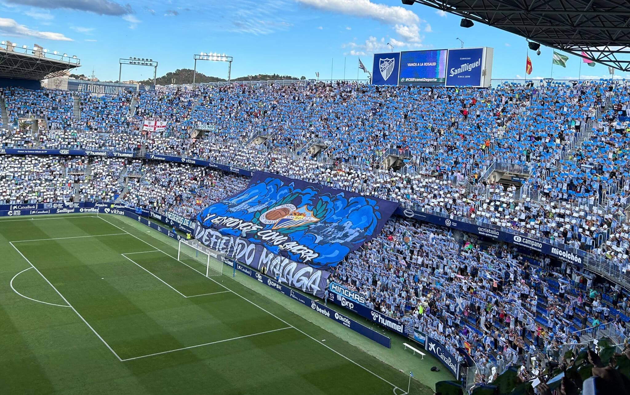  El tifo en la grada de animación y el mosaico en La Rosaleda.