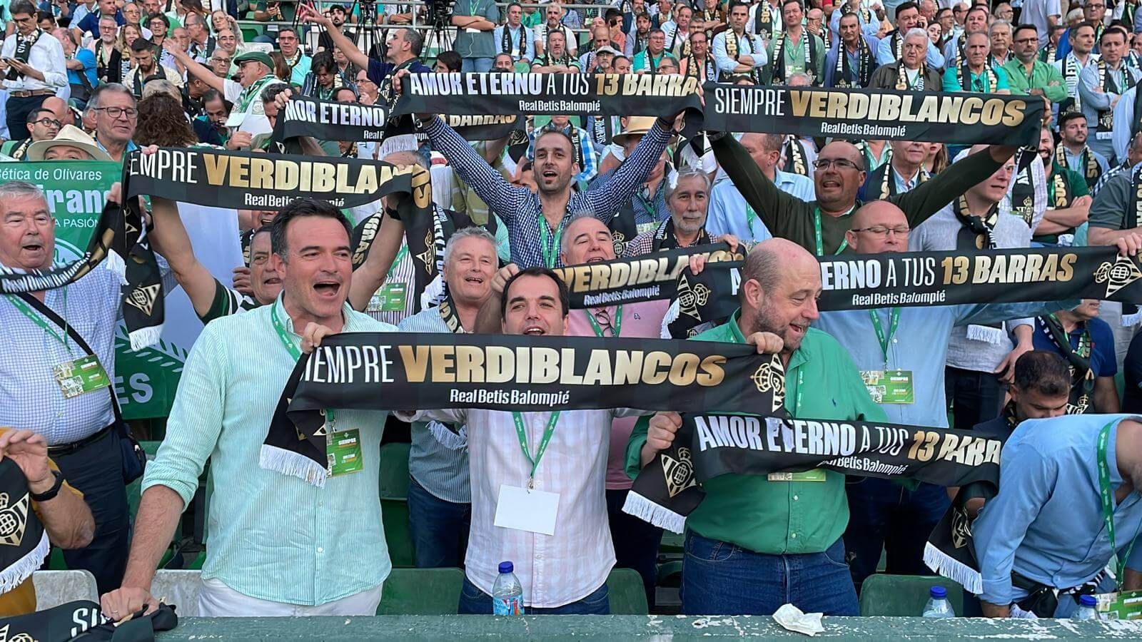  Los béticos con su bufanda conmemorativa.